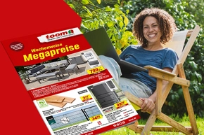 Eine lächelnde Person mit Laptop sitzt im Garten neben einem Werbeprospekt.